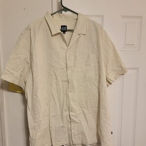 An off white short sleeve button up Gap shirt. XXL